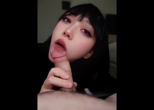 别轻易就被我口交口射了，深喉跪舔鸡巴时候还亲切问候男友能不能忍住，这温柔暴击谁能顶住啊 ？