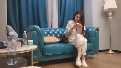 极品探花 约啪外围长腿小姐姐，穿情趣护士装调情勾引我，开档黑丝蜜桃屯后入撞击插入骚逼让她淫叫不止