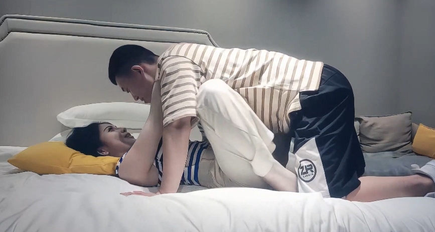 七天探花 约啪3500极品高端外围，颜值身材完美床上风骚荡漾 渴望被我用鸡巴插入骚逼到高潮呻吟 劲爆必看