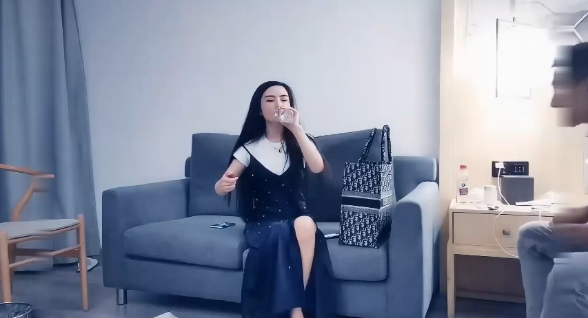 九总探花 长裙大长腿少妇，苗条身材穿上性感情趣黑丝装，口交后抱着用大鸡巴猛烈抽插到她呻吟娇喘