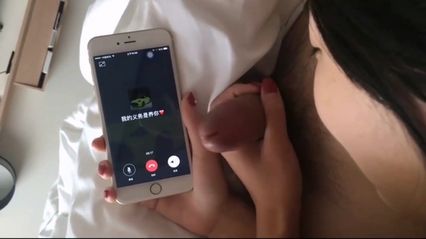 边帮男人口交边打电话撩其他男人，真是饥渴小母狗 就该床上好好用鸡巴爆操抽插好好调教好