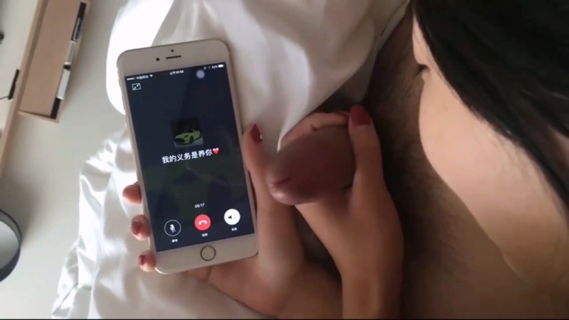 边帮男人口交边打电话撩其他男人，真是饥渴小母狗 就该床上好好用鸡巴爆操抽插好好调教好