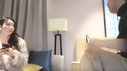 小宝探花 约啪极品性感长发美女 沙发上调情 迫不及待去床上后入抽插开干