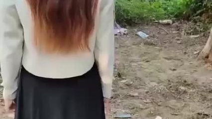 真实乱伦 弟弟与巨乳嫂子的乱伦新作，彼此在野外树林偷情出轨 在车上被抠逼 肉棒抽插到淫水狂喷不止