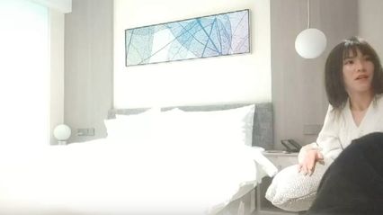 利哥探花 约啪婴儿肥学生妹，肉感丰腴身材 床上狂操抽插嫩穴30分钟 最后妹子帮忙用手撸出精液