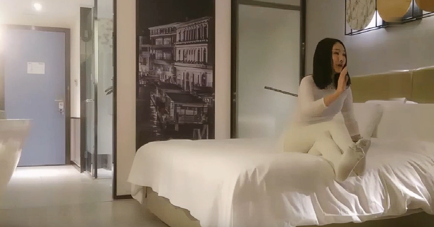 极品探花 职业生涯遇到最骚小少妇，性欲这么强是出来解决性需求的吧 ? 主动口交 求着我拿鸡巴暴力抽插骚逼的淫荡样