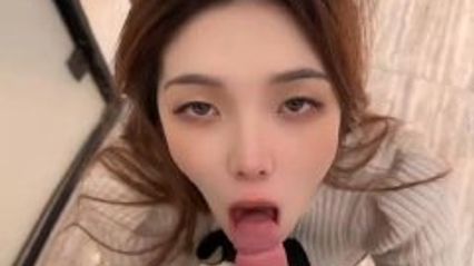 绝美极品女神惨遭富二代调教自拍视频，在饭店跪着用深情的眼神口交 一直喊着要吃爸爸的大鸡巴