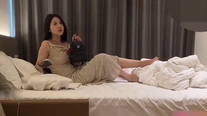 杏吧探花 约啪02年穿着包臀裙性感御姐，这气质是真的足 被粗壮男主小伙暴力抽插骚逼给操爽了 体力太好人都高潮腿软了