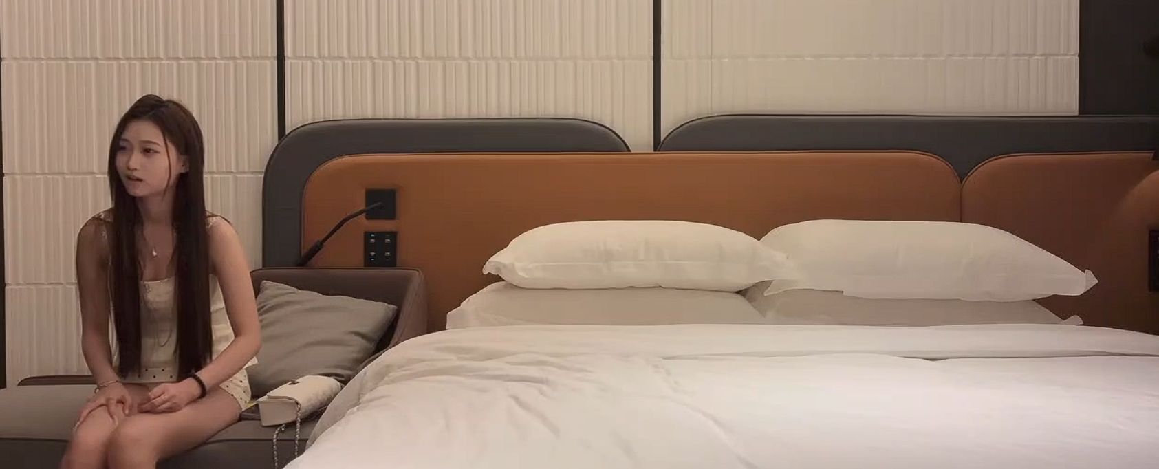 杏吧探花 约啪极品蛮头逼美女，我只拍下面 绝不会拍你脸，用大鸡巴插入水嫩蛮头逼 猛到妹子都高潮坚持不住了