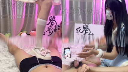 极品甜美花臂小萝莉的极品足交服务，穿着鞋子踩踏鸡巴 边用手跟美脚双重攻击套弄鸡巴直到精液全喷出来榨干