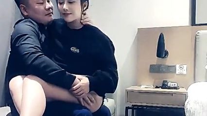 赵总探花 约啪极品明星脸小范冰冰 吸舔巨乳调情 蹲下口交吃鸡 多姿势轮流插入 侧入后入抽插前后狂操 高潮呻吟叫喊