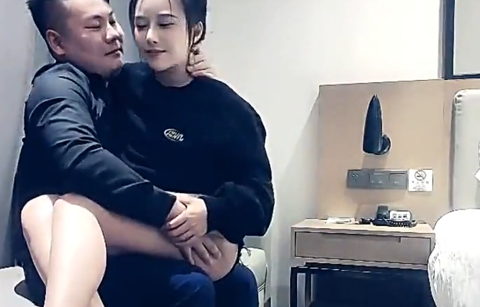赵总探花 约啪极品明星脸小范冰冰 吸舔巨乳调情 蹲下口交吃鸡 多姿势轮流插入 侧入后入抽插前后狂操 高潮呻吟叫喊