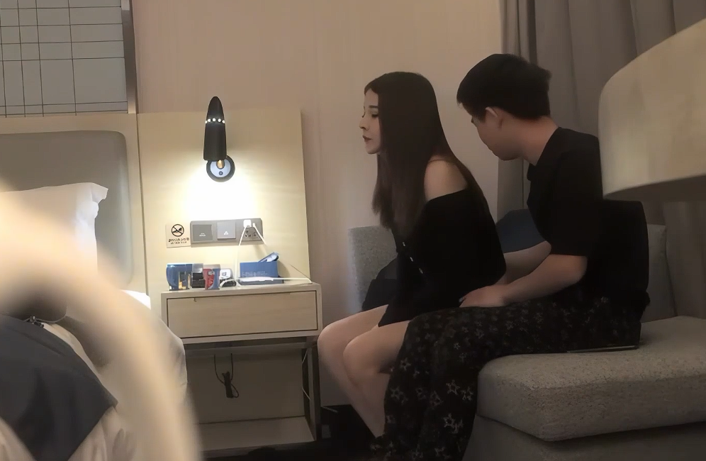 文轩探花 约啪白皙极品巨乳美女，口交鸡巴嫌包皮太厚 一针见血的对话，压在身下猛猛插入 后入冲刺抽插骚逼