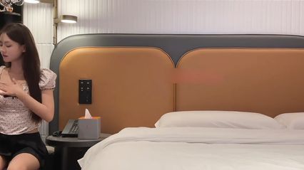 杏吧探花 约啪极品美女，服务态度好 口交吃鸡温柔细致 鸡巴抽插骚逼连续两次套子都滑掉干到逼里 上位骑乘冲刺插入射精