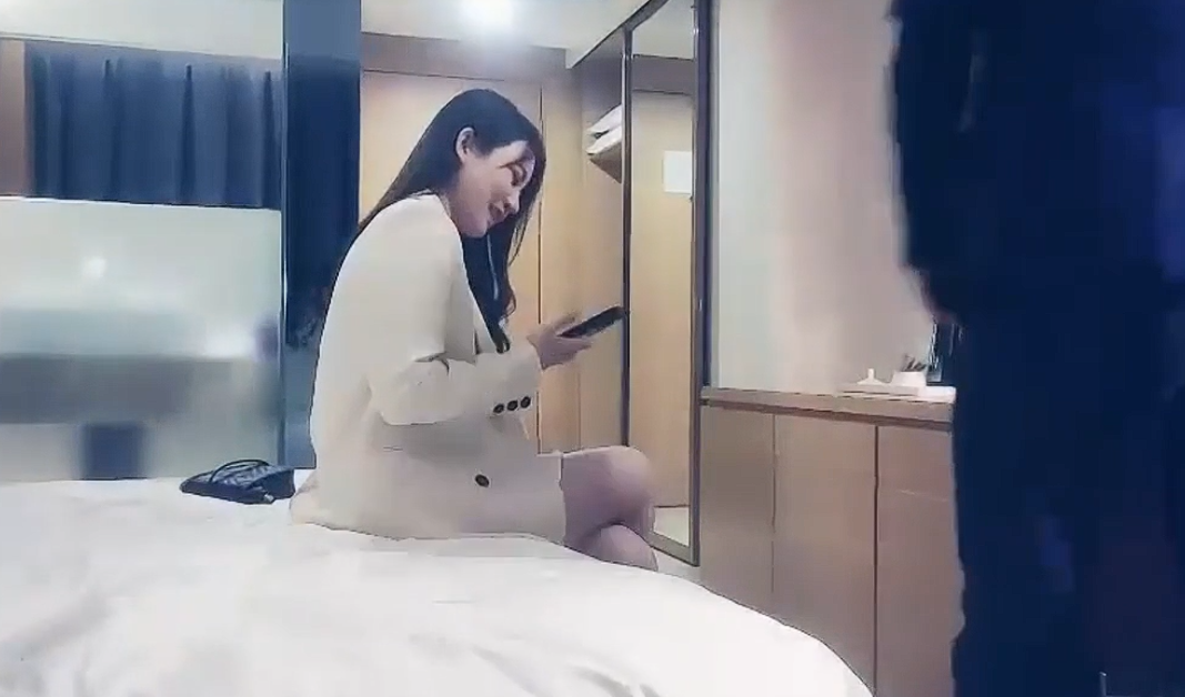赵总探花 约啪极品风骚美女 直接抱起舌吻调情 深喉口交 后入抽插 抬腿直挺插入 连续干三次连套子都用完了