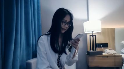 七天探花 约啪极品黑丝眼镜美女，深喉口交吃鸡 用直挺无套鸡巴抽插骚逼后内射