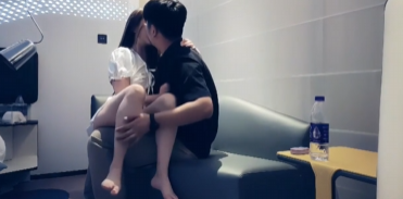 小宝探花 约啪极品高冷纹身御姐，沙发上舌吻调情 床上主动口交吃鸡 上位骑乘式插入榨精 面对面加速冲刺抽插骚逼