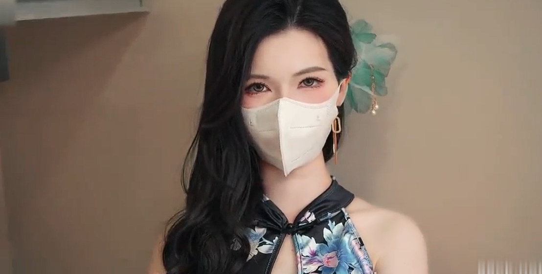 高颜值御姐福利姬 狐不妖 穿着性感黑丝旗袍扮演江南淫荡少妇勾引男人用大肉棒插入自己骚穴