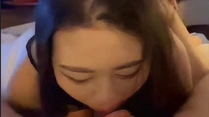 骚货美女觉得空虚寂寞找了小鲜肉男宠，3P性爱 边被后入粗暴抽插边口交大鸡巴 体验极致高潮快感