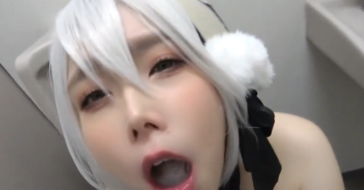 岛国极品反差美女coser 私下本性出人意料 深喉口交吃大肉棒后口爆吞精也不介意 被狠狠狂操抽插后射在奶子上