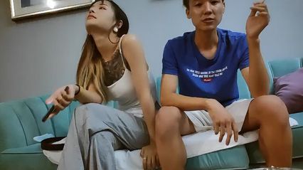 鸭哥探花 约啪极品纹身美女，沙发上调情舔美乳抠逼调情 口交吞吐鸡巴 抬起双腿直挺插入 站立式后入抽插