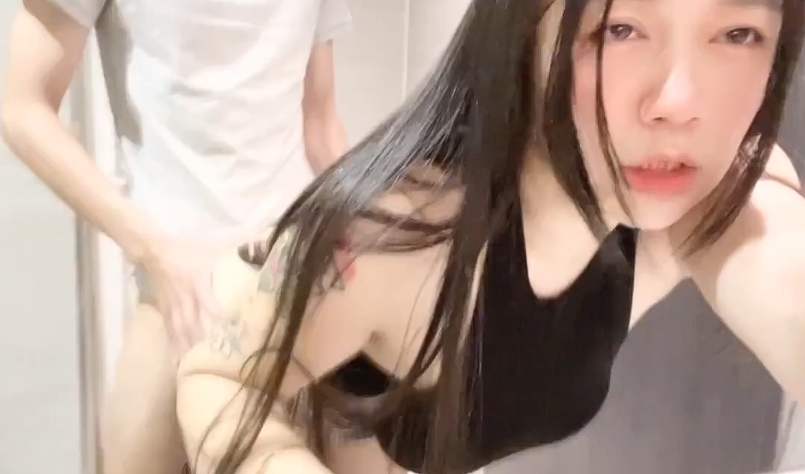 台湾巨乳福利姬 Daisybaby 真实搭讪路人去公厕野战 眼神深情盯着你口交撸管 扶着美臀后入抽插