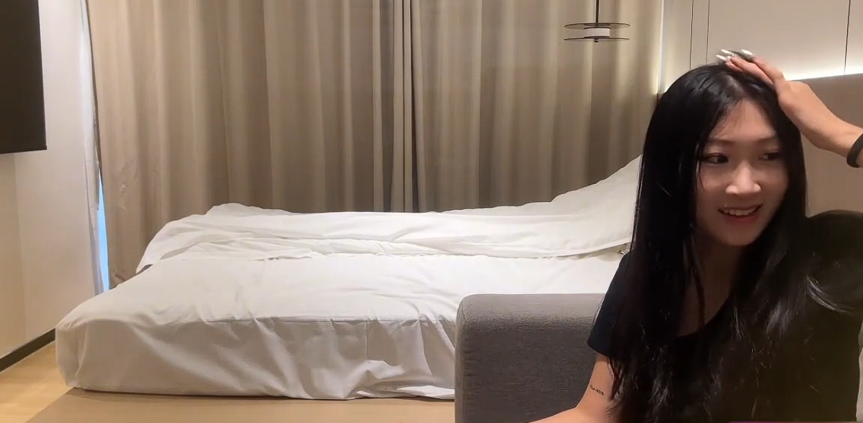 杏吧探花 约啪极品黑发美女，超级主动风骚的妹子，骑乘抱着男主舌吻调情 抬腿侧入插入 后入猛烈抽插撞击 实在畅快