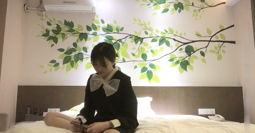 小宝探花 约啪良家小少妇，在镜头前口交舔舐大屌 掰开美穴骑乘插入 抬腿侧入大力快速抽插紧致蜜穴