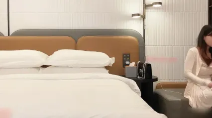 杏吧探花 约啪兼职极品甜美外围美女，深喉吞吐口交后抬起双腿插入骚逼 上位骑乘被鸡巴狂顶到高潮叫喊