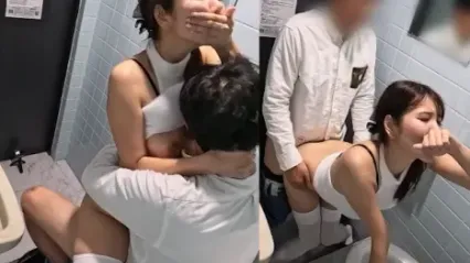 香月怜 这个小骚货，上个厕所忍不住就自慰起来，被闯进来的男人用肉棒后入狠狠抽插骚穴到高潮