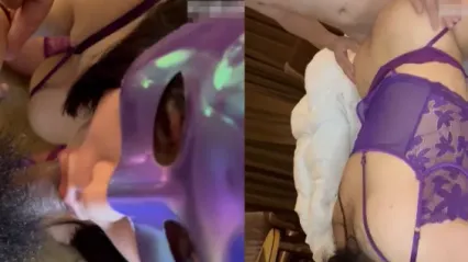 骚货少妇穿着紫色情趣内衣蒙脸深喉口交舔舐鸡巴，压在床上抬起双腿边搓揉巨乳粗暴抽插骚逼