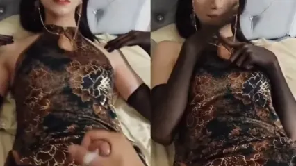 TS气质美人 眼镜旗袍黑丝极品小男娘，小鸡巴被上下套弄撸管榨精的娇羞的眼神真让人欲罢不能