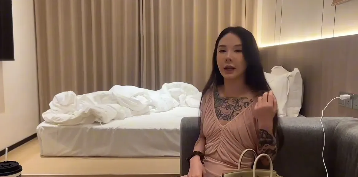 杏吧探花 约啪纹身极品美女，男主直挺鸡巴多种姿势深入抽插骚逼 半小时都没射，女主对着摄像头当化妆镜 男主差点翻车！
