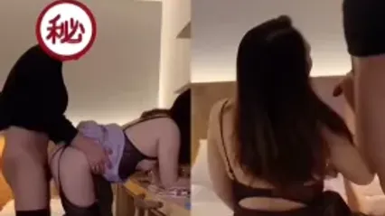 绿帽大神单男带着表弟一起跟骚妻3P性爱，先给小表弟做表率拿鸡巴粗暴抽插骚逼再让表弟轮流上