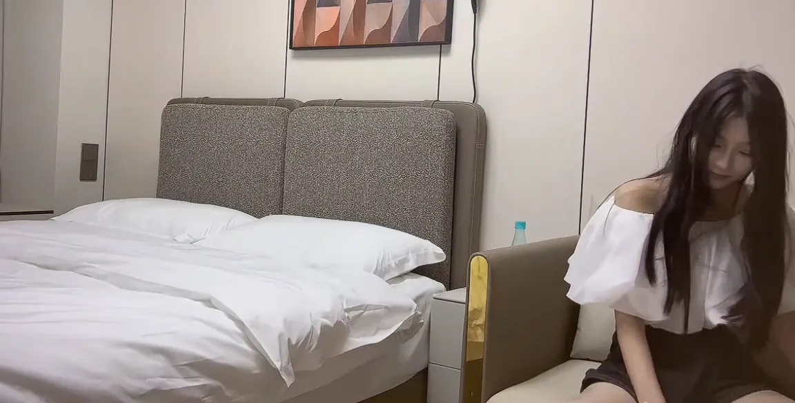 杏吧探花 约啪甜美黑丝美女，各种姿势激烈抽插，中途男主还故意摘套测试底线后最后冲刺抽插内射了！