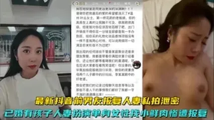 抖音已婚人妻假装单身约炮小鲜肉不雅视频被报复，私下被抽插成母狗骚姿态私拍外流