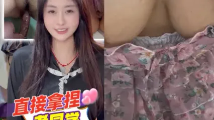 抖阴风 去老同学家借住个几天就直接拿捏住美女老同学，她渴望看着鸡巴的淫荡样就知道她很饥渴！