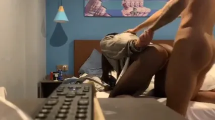 约了女网友来家中 骚货性瘾上来连衣服没脱就开始操了 拉住双手后入粗暴抽插大力撞击骚逼