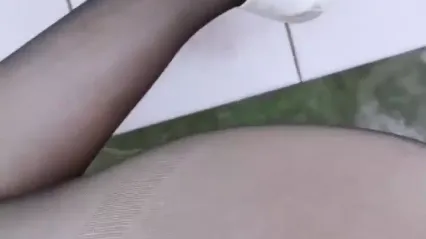 逼痒的难受的美女在户外勾引陌生人邀约野战 抠弄骚逼后直接后入无套插入狂干内射骚逼