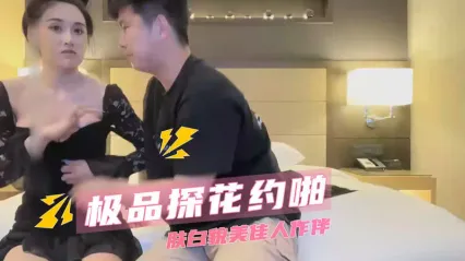 小宝探花 约啪肤白貌美巨乳女神 二话不说跪姿深喉口交吃鸡 主动骑乘上位扭动 上下套弄撸管射精