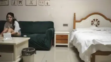 锤子探花 约啪极品外围高颜值女神 肤白貌美翘臀诱惑 调情后直接抱起床上插入猛干 妹子高潮叫喊让人舒畅