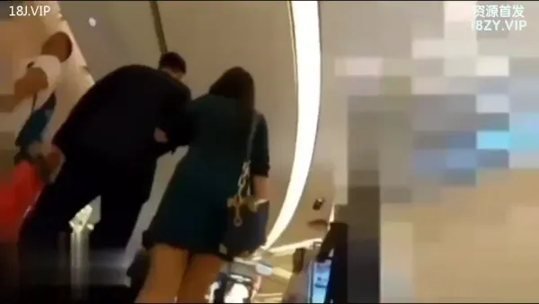 知名网红邓宇庭遭狂热粉跟踪抄底内裤有些许性感啊 全集