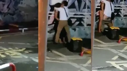 最新门事件带着行李箱的游客被个衣着性感的小姐带到路边停车位旁激情被人拍下国语对白 全集