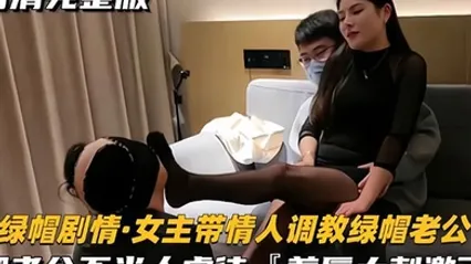 绿帽剧情女主带情人调教绿帽老公被老公不当人虐待羞辱太刺激了 全集