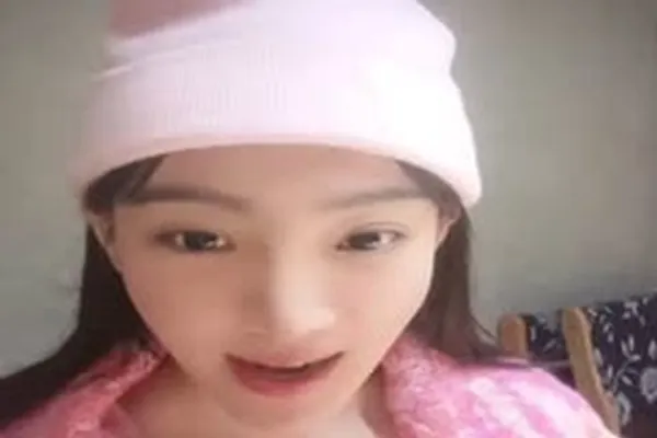 劲爆第二弹主持人马卉在直播间卖骚故意露点现在二流主持人三线演员也内卷么可能是趁着自己还年轻抓紧抓住流量密码出卖身体换取流量和金钱拜金的社会 全集