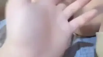 真实叔嫂乱伦 大哥出差与风骚嫂子在家翻云覆雨 沙发上抠弄骚逼出水 口交吃鸡后直挺大屌插入打桩后内射