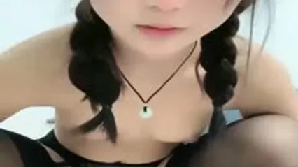 01年嫩妹清纯甜美麻花小辫子吊带黑丝给男友足交这屁股很是完美