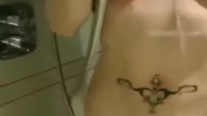 网曝泄密杭州美女宋雯被男友全裸调教舔脚 掐脖3p轮流爆肉！全程露脸母狗属性拉满