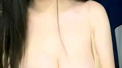 G罩杯巨乳尤物！一对豪乳又大又软！站在窗边掏出揉捏，从下往上视角晃动，跳蛋震动多毛骚逼