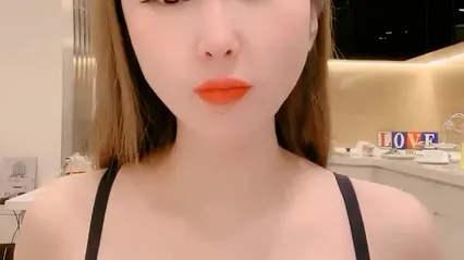 9分颜值极品美女！全身粉嫩展示身材！多毛骚穴自摸，洞口张开好像被操，翘起屁股浪叫呻吟